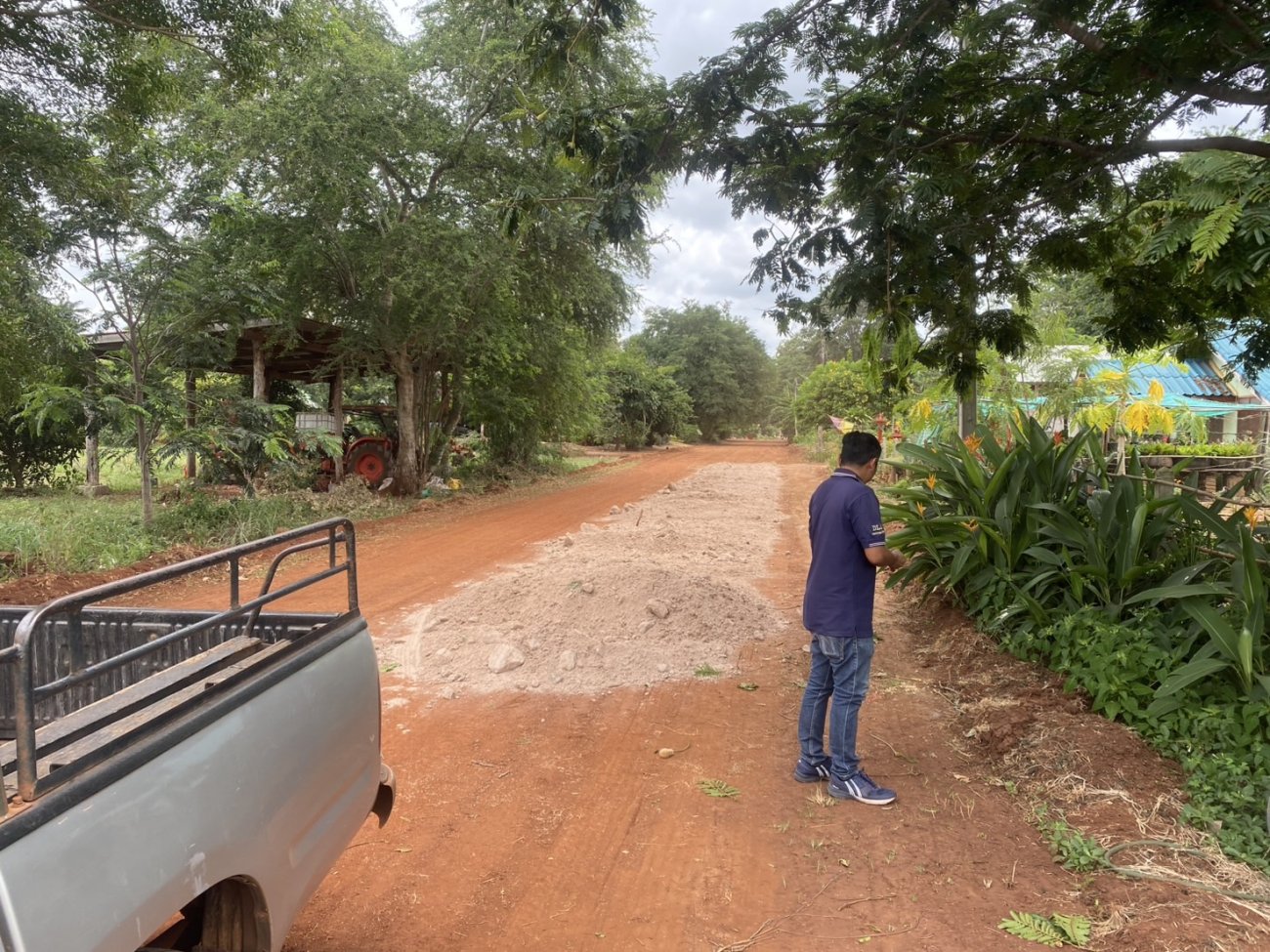 วันที่ 1 ตุลาคม 2568   นายสมชาย  ปัสสาโก  รองนายก อบต.เสิงสาง และ คณะกรรมการตรวจรับพัสดุลงพื้นที่เพื่อปฎิบัติหน้าที่ตามโครงการก่อสร้างถนนคอนกรีตเสริมเหล็ก  หมู่ 5 บ้านหนองหลักศิลา  สายซอย 7 บ้านนายสมศักดิ์  ศรีชะเนตร  ขนาดกว้าง 5 เมตร ระยะทาง 175 เมตร หนา 0.15 เมตร หรือมีพื้นที่ไม่น้อยกว่า 875 ตารางเมตร งบประมาณ 554,400 บาท