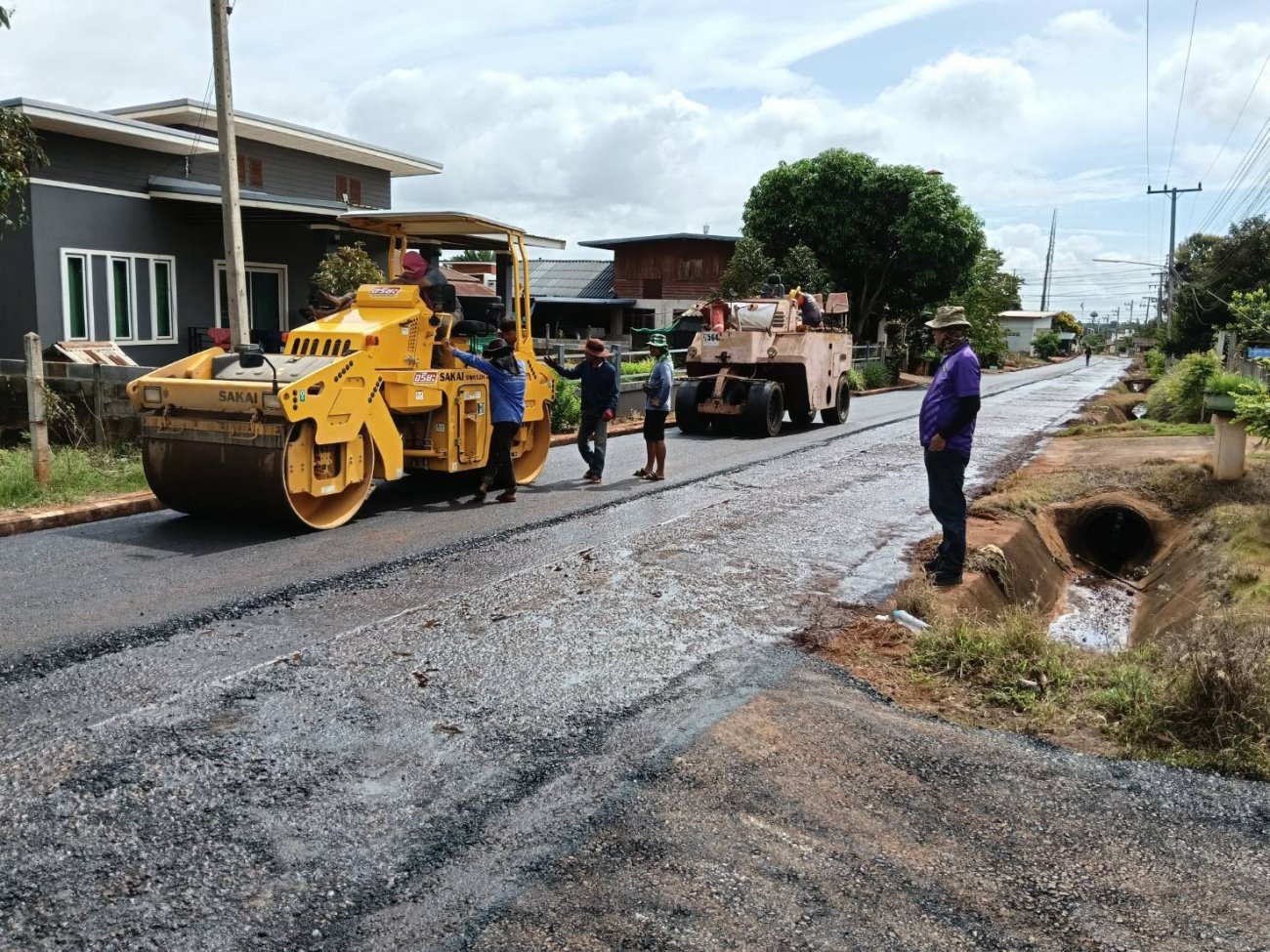 วันที่ 1 ตุลาคม 2568  คณะกรรมการตรวจรับพัสดุลงพื้นที่เพื่อปฎิบัติหน้าที่ตามโครงการปรับปรุงถนนคอนกรีต โดยเสริมผิวจราจรแอสฟัสต์คอนกรีต หมู่ 6 บ้านดงเย็น สายกลางบ้าน  ขนาดกว้าง 6 เมตร ระยะทาง 281 เมตร หนา 0.05 เมตร หรือมีพื้นที่ไม่น้อยกว่า 1,686 ตารางเมตร งบประมาณ 530,000 บาท