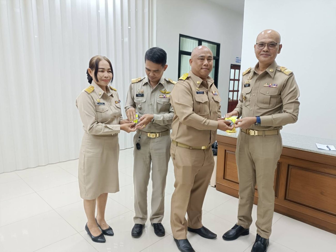 กองส่งเสริมการเกษตร อบต.เสิงสาง ดำเนินการมอบเมล็ดพันธ์ุผักสวนครัวจากแปลงเรียนรู้เกษตรผสมผสานตามแนวเศรษฐกิจพอเพียง แก่ผู้มาติดต่อราชการ