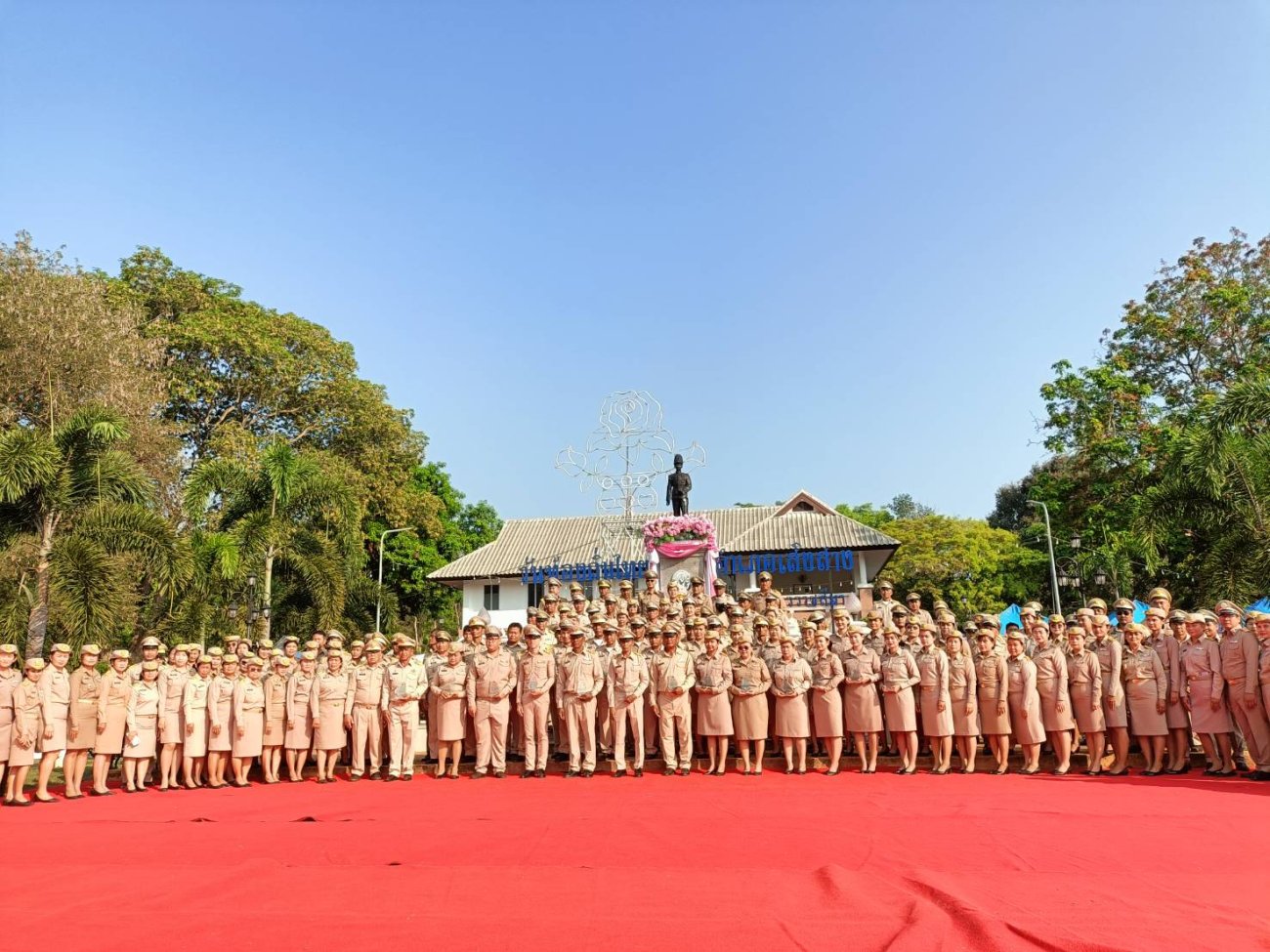 นายจักรพันธ์  พิริยะสกุลรัตน์ นายกองค์การบริหารส่วนตำบลเสิงสาง พร้อมด้วย คณะผู้บริหาร สมาชิกสภาองค์การบริหารส่วนตำบลเสิงสาง ข้าราชการ พนักงานและลูกจ้าง ร่วม พิธีถวายราชสักการะพระบาทสมเด็จพระจุลจอมเกล้าเจ้าอยู่หัว เนื่องในวันท้องถิ่นไทย ประจำปี 2569 และร่วมแสดงความยินดีกับพนักงานดีเด่น พนักงานจ้างดีเด่น และสมาชิกสภาฯ ดีเด่น โดยมีนายอภิชัย จันทร์มา นายอำเภอเสิงสาง เป็นประธาน ณ บริเวณหน้าพระบรมราชานุสาวรีย์ พระบาทสมเด็จพระจุลจอมเกล้าเจ้าอยู่หัว 18 มีนาคม 2569