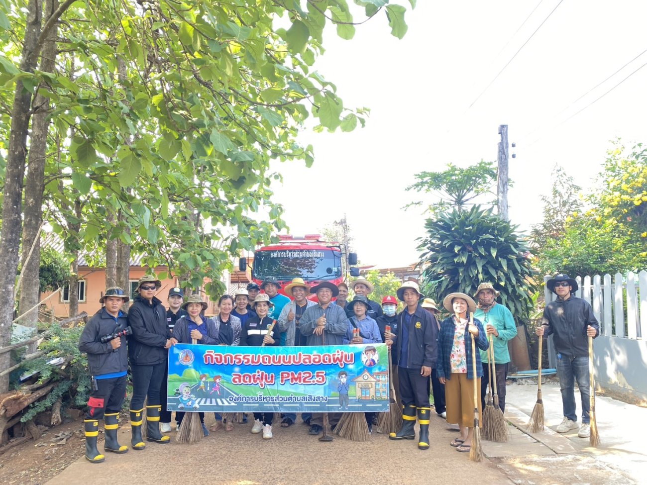 1 เมษายน 2569 องค์การบริหารส่วนตำบลเสิงสาง นำโดย นายจักรพันธ์ พิริยะสกุลรัตน์ นายก อบต.เสิงสาง ร่วมกับ ผู้นำหมู่บ้าน อสม และประชาชนบ้านดงเย็น ร่วมกันพัฒนาแก้ไขปัญหารางระบายน้ำอุดตันและทำความสะอาดถนน เพื่อทำลายแหล่งเพาะพันธ์ลูกน้ำยุงลายและกิจกรรมถนนปลอดฝุ่น ลด pm 2.5 ตามโครงการป้องกันและแก้ไขปัญหาสถานะการณ์ฝุ่นละอองขนาดเล็ก PM 2.5