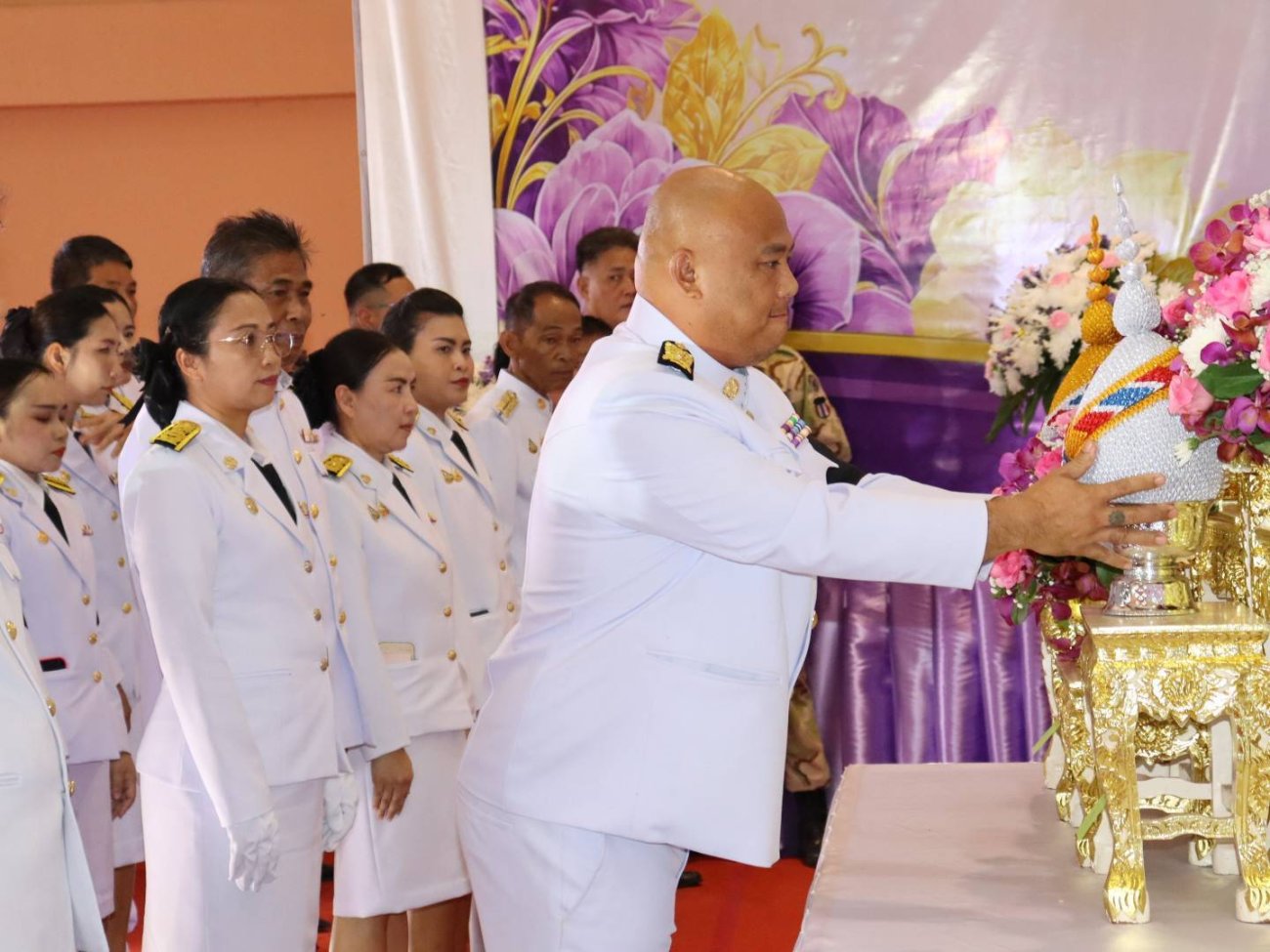 พิธีถวายเครื่องราชสักการะและวางพานพุ่ม และพิธีจุดเทียนถวายพระพรชัยมงคล ในการจัดกิจกรรมเฉลิมพระเกียรติสมเด็จพระนางเจ้าฯ พระบรมราชินี เนื่องในโอกาสพระราชพิธีมหามงคลเฉลิมพระชนมพรรษา 4 รอบ 3 มิถุนายน 2569
